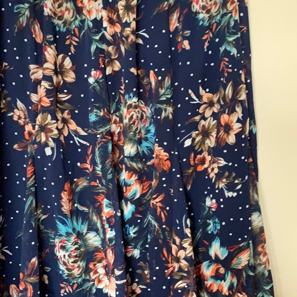 Long pull on floral skirt 🌺 - Picture 5 of 10